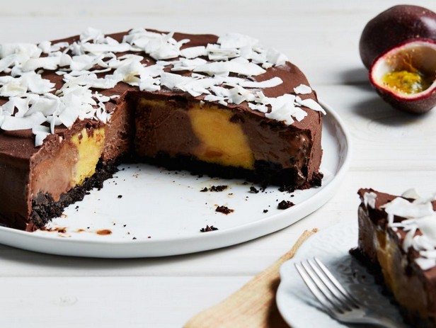 Шоколадный торт с сорбетом из маракуйи
