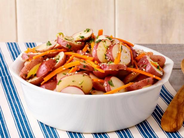Как приготовить - Картофельный салат с морковью и кунжутом