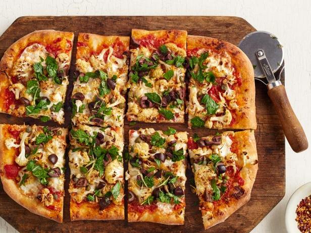 Как приготовить - Пицца с цветной капустой, томатным соусом и оливками