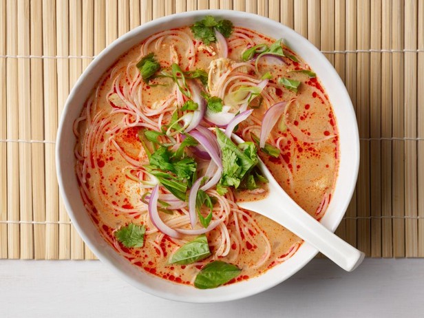 Тайский куриный суп с пастой карри