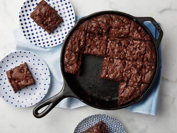 Фото Шоколадное печенье с кусочками шоколада в сковороде
