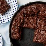 Шоколадное печенье с кусочками шоколада в сковороде