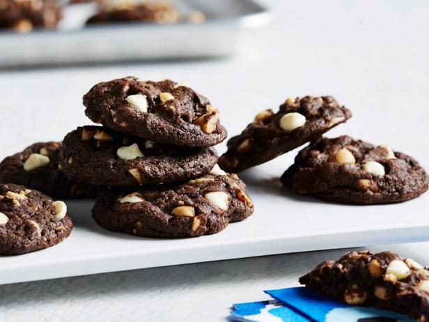 Как приготовить - Шоколадное печенье с кусочками белого шоколада и арахиса