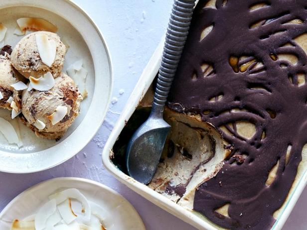 Фото Мороженое из нута с шоколадом, кокосом и миндалём
