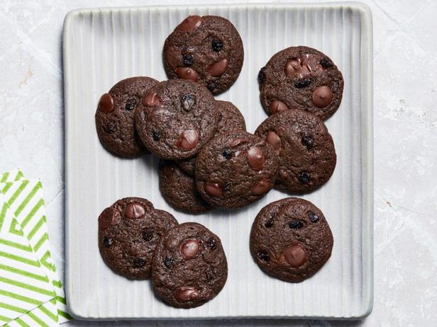 Как приготовить - Шоколадное печенье с кусочками шоколада и изюмом