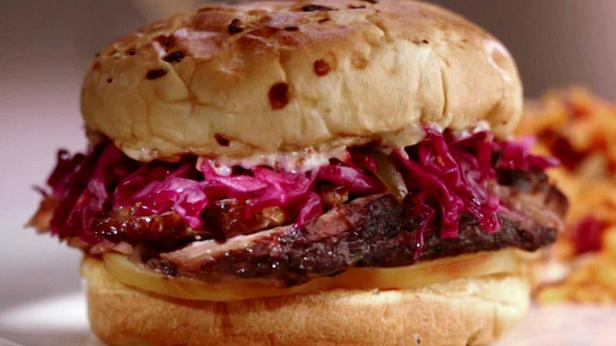 Фото Сэндвич с говяжьей грудинкой, копчёной моцареллой и салатом из красной капусты