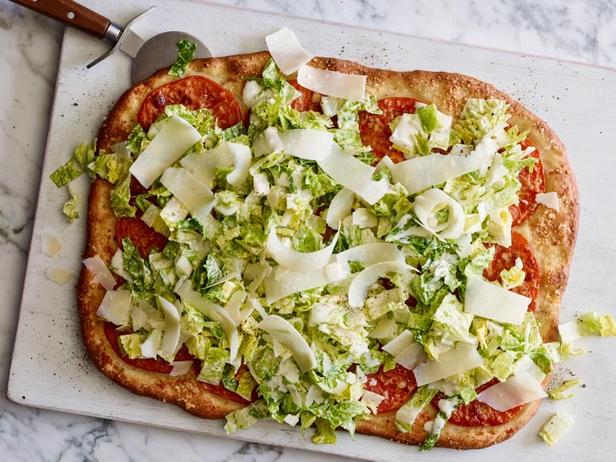 Фото Пицца с салатом «Цезарь» в сливочной заправке с пармезаном