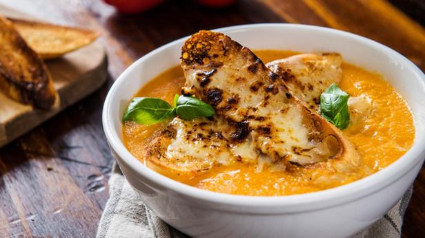 Как приготовить - Томатный суп с жареным бутербродом с сыром