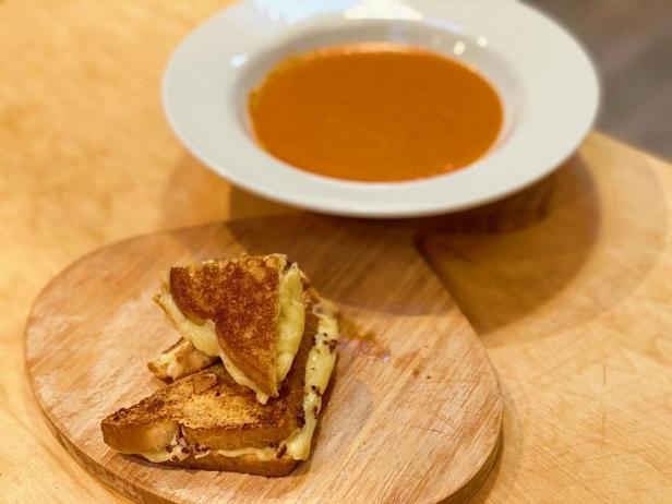 Фото Томатный суп и горячие сэндвичи с сыром