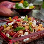 Салат из пасты орзо с помидорами и чёрными оливками