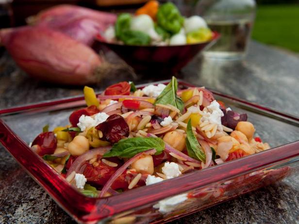 Фото Салат из пасты орзо с помидорами и чёрными оливками