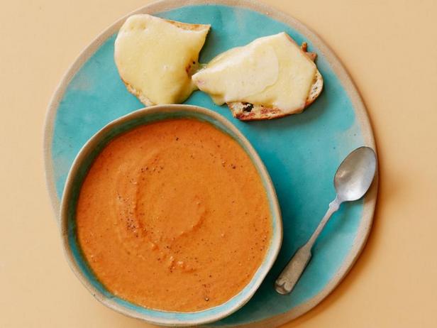 Фото Томатный суп из жареных помидоров с горячими бутербродами