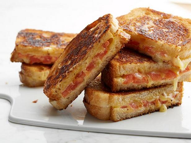 Фото Горячие сэндвичи с помидорами и сыром