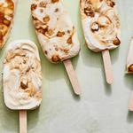 Домашнее мороженое с шариками из коричневого сахара