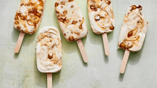 Фото Домашнее мороженое с шариками из коричневого сахара