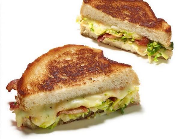Фото Горячий бутерброд с сыром, брюссельской капустой и беконом