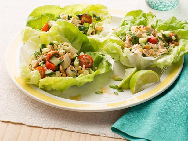Как приготовить - Куриный салат с имбирём в листьях латука