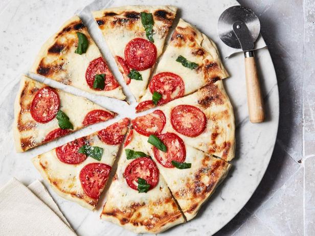 Как приготовить - Пицца со свежими помидорами и базиликом на гриле