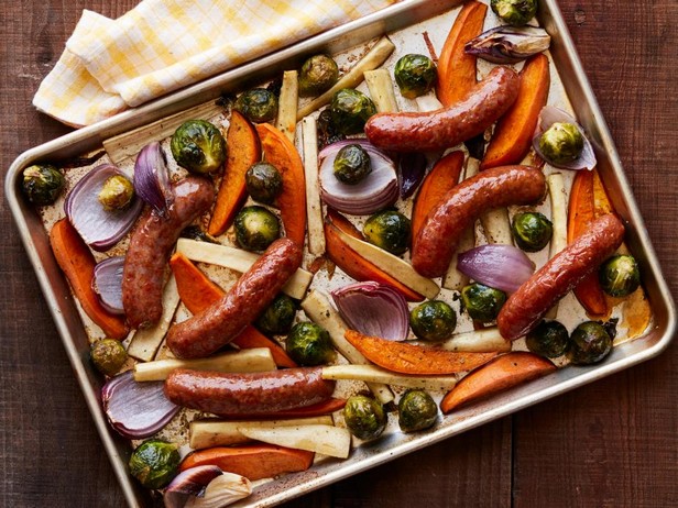 Ужин на противне: колбаски с овощами