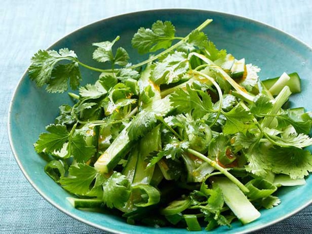 Острый салат с кинзой и зеленым луком