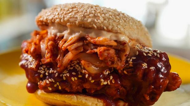 Фото Сэндвич с жареной курицей в глазури кочхуджан