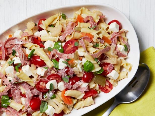 Как приготовить - Итальянский салат из макарон с зеленью и салями