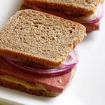 Чайный сэндвич с ливерной колбасой и луком