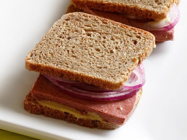Как приготовить - Чайный сэндвич с ливерной колбасой и луком
