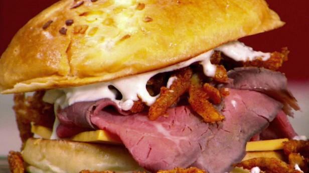 Фото Сэндвич с ростбифом, жареным во фритюре луком и сливочным соусом с хреном