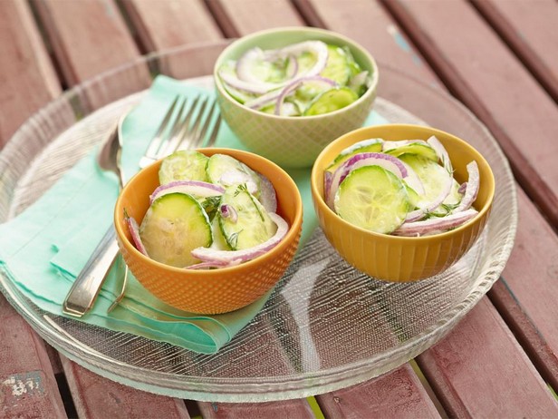 Огуречный салат со сметаной и йогуртом