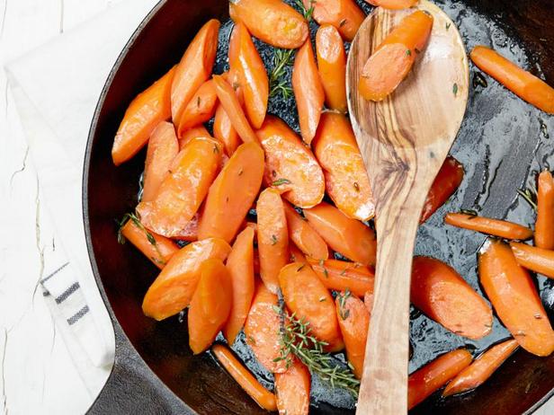 Фото Глазированная морковь с тимьяном в сковороде