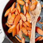 Глазированная морковь с тимьяном в сковороде