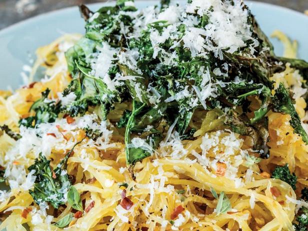 Как приготовить - Тыква-спагетти с капустой кейл и пармезаном