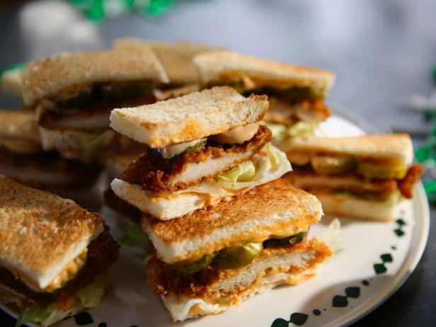Фото Сэндвичи с жареной курицей и майонезом с чипотле