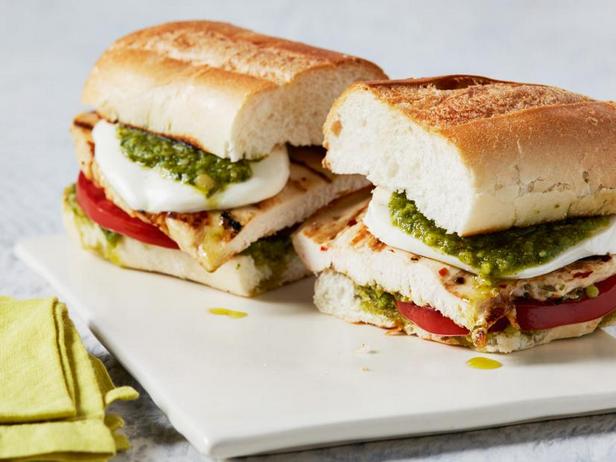 Фото Сэндвичи с жареной на гриле курицей и песто