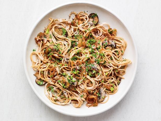 Спагетти с карамелизованным луком и грибами