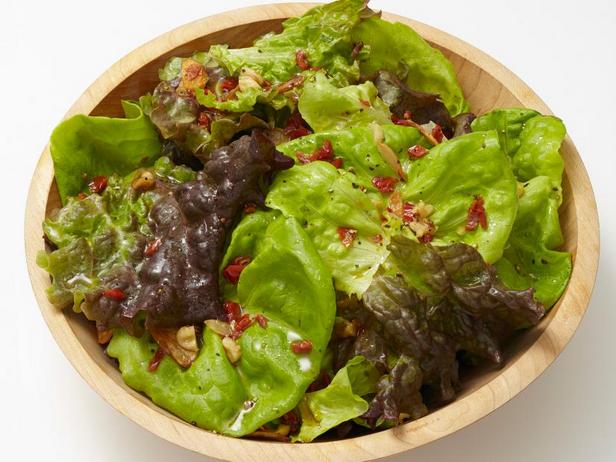 Как приготовить - Зелёный салат в винегретной заправке с грецкими орехами