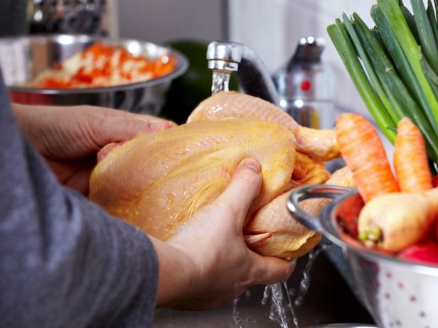 Ошибка: Промывание курицы водой перед готовкой