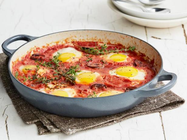 Изысканный завтрак для любимого - омлет с базиликом и томатным соусом