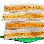 Сэндвич с сырным спредом и перцем пименто