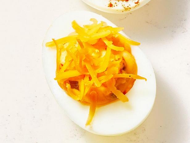 Как приготовить - Фаршированные яйца с сыром и перцем пименто