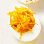 Фаршированные яйца с сыром и перцем пименто