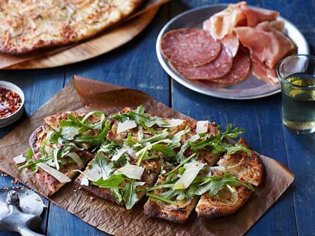 Фото Пицца с картофелем и салатом из руколы