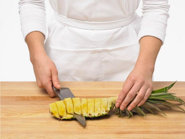 Проведите ножом под ломтиками, чуть выше кожуры, чтобы высвободить фрукт. Подавайте лодочки в кожуре.