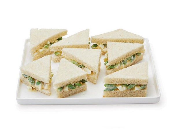 Мини-сэндвичи с яичным салатом и спаржей
