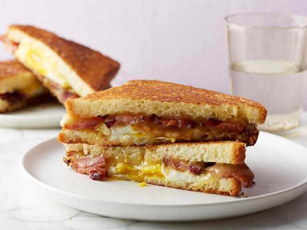 Жареный сэндвич с беконом, яйцом и сыром