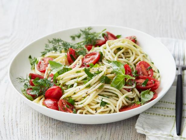Как приготовить - Спагетти в соусе из виноградных помидоров с зеленью