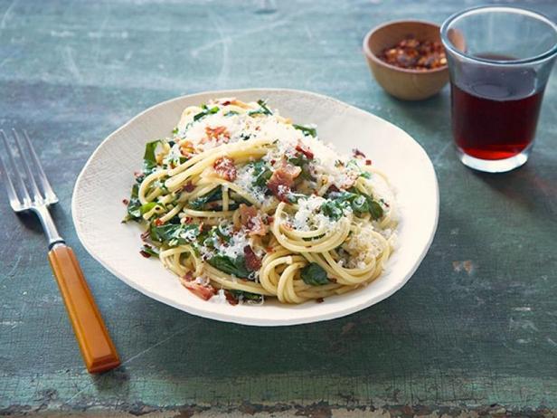 Как приготовить - Спагетти с жареной листовой капустой и беконом