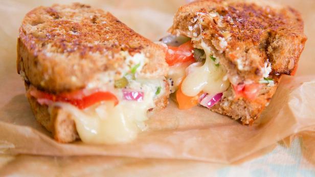Как приготовить - Горячие сэндвичи с сыром и посыпкой для бейглов