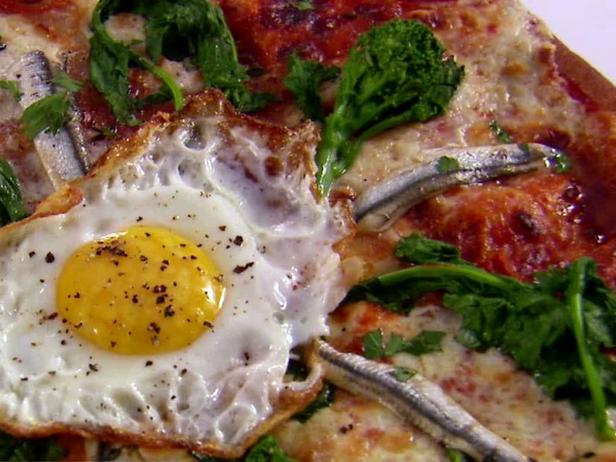 Фото Острая пицца с белыми анчоусами и яичницей